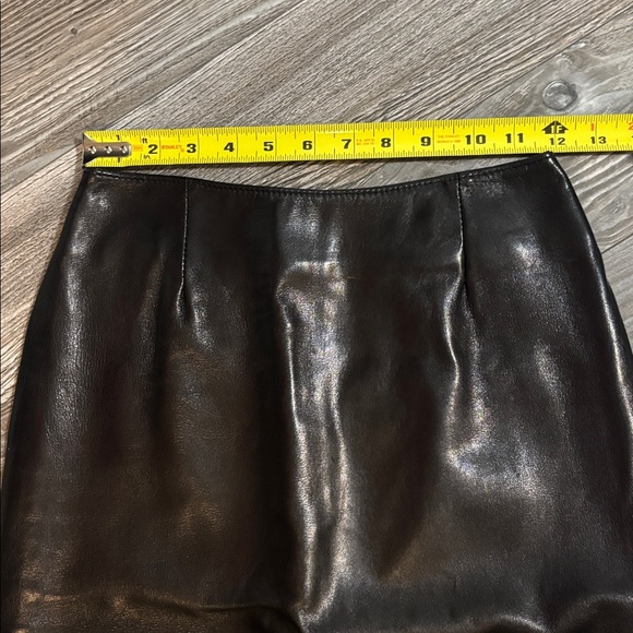Danier leather skirt fitted soooooo smooth and soft hugs the body like new - Picture 9 of 11